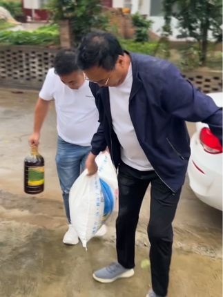 今天下雨和三叔出去购点食材, 回到家还停电了,把三叔急的转圈圈,烧火都给我把锅里的油烧着了 !#原创作品 #正能量 #农村生活 #乡村味道 #内容太过真实