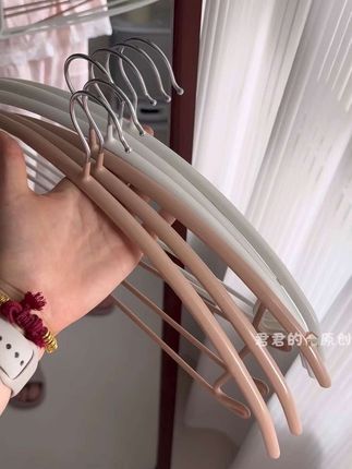又降价啦~ 多巴胺配色的金属晾衣架!! 底座是石英石的特别厚实 不会东倒西歪!! #好物推荐🔥 #挂衣架 #衣架 #衣架收纳 #居家好物推荐