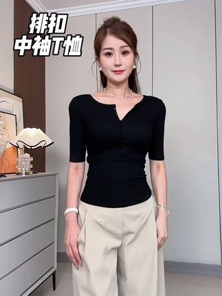 平价中袖T恤,巨舒服,巨好穿#T恤 #今日穿什么 #早秋穿搭 #排扣