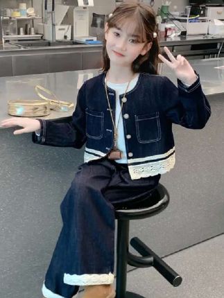 家里有小公主的这套童装,是今年流行的儿童网红洋气时髦穿搭,不管是出门还是在家都能穿的超级舒服!而且它是牛仔的面料,非常耐磨耐脏,特别适合爱玩的小朋友#穿搭 #春秋穿搭 #女童穿搭 #新款 #童装