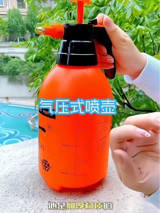 这个喷水壶就厉害了,气压式的设计,只要轻轻一压就能喷水,不管你是往前推还是往后拉都能喷水。#气压式喷壶 #浇花#好物推荐🔥