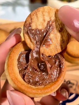 趣麦坊榛子巧克力夹心饼干,零反式脂肪酸,又香又酥又脆,大人小孩都爱吃!#强烈推荐 #榛子巧克力夹心饼干 #好吃到爆 #超便宜超划算