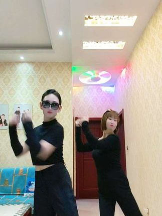 风吹哪页读哪页,哪页难读撕哪页, 人生苦短,倒满,喝光,走人。 #简单易学 #一学就会的简单舞蹈推荐