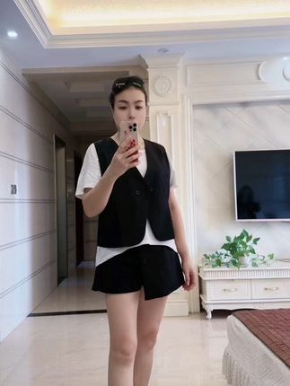 实拍视频同款,净身高165.体重68公斤.裙子2XL,马甲4xL,供参考#穿搭技巧 #穿搭喜欢我关注我 #穿搭推荐 #穿搭分享