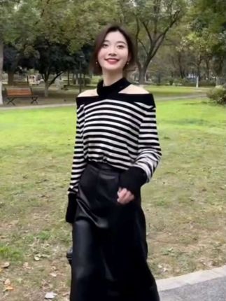 #2025秋季新款韩系套装,把温柔与精致穿在身上。上衣是软乎乎的条纹针织衫,一字肩设计露肤不刻意,恰好勾勒肩颈线条;灵动飘带随动作轻晃,走路带风不呆板,贴肤穿软糯亲肤,秋凉穿不扎身。下装搭配同系列百搭半身裙,版型藏肉显瘦,对梨形身材友好。整体配色低饱和不挑皮,日常通勤搭帆布鞋清爽利落,约会配小皮鞋温柔吸睛,不用费脑思考搭配,一套穿出韩系女主的松弛高级感,承包你整个秋天的穿搭灵感。时尚气质穿搭 #简约穿搭 #慵懒风穿搭 #韩系穿搭 #温柔穿搭