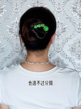 抓夹戴腻了,今天换个扭扭夹戴,简单又好看,我喜欢绿色超夏天的感觉#扭扭夹#发饰头饰 #手残党也能学会的发型 #清爽又好看