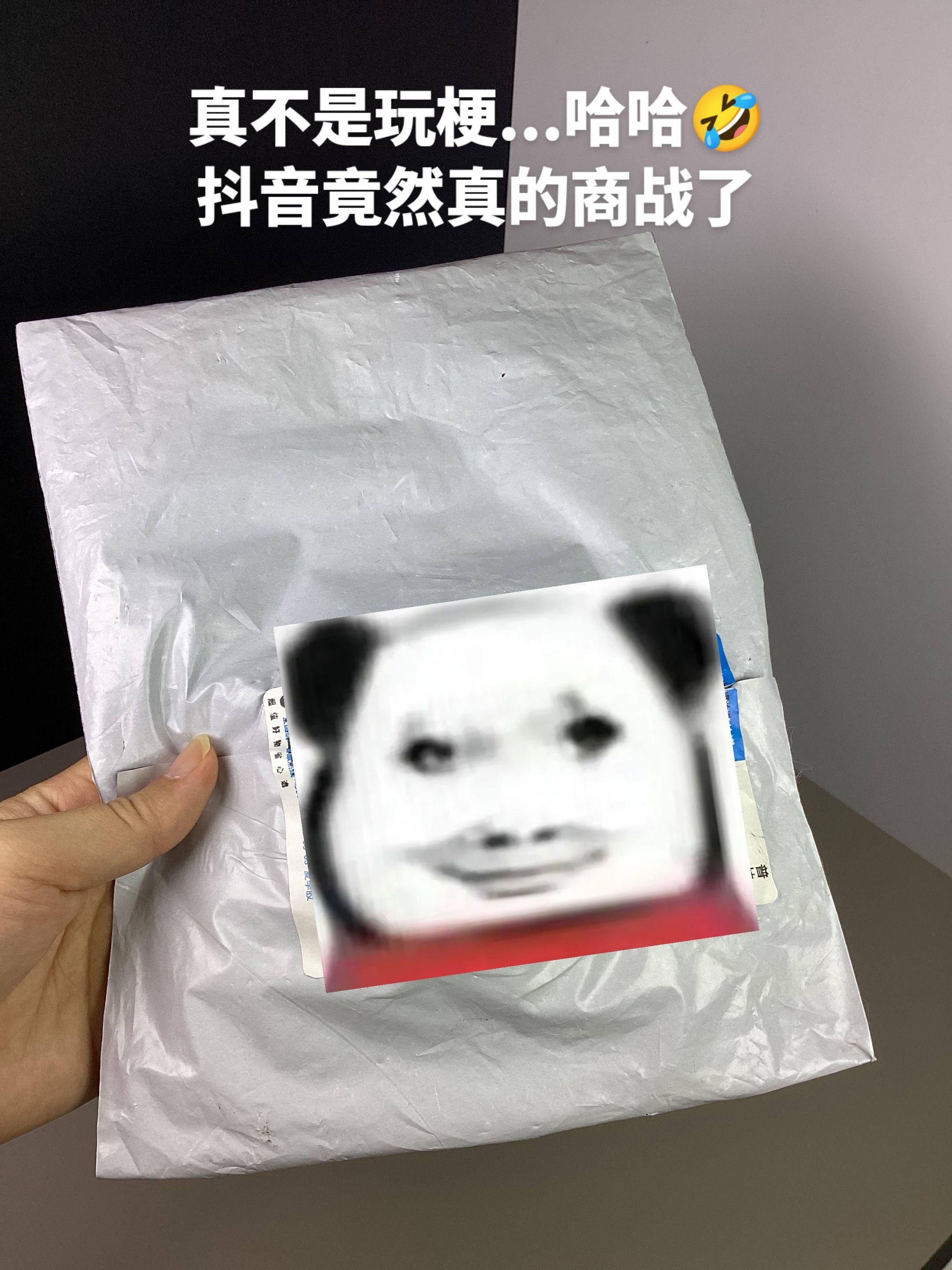 最近发现维达山茶花手帕纸挺受欢迎的,我们宿舍楼好多人都在用。 这款确实挺适合学生朋友的:山茶花的包装颜值很高,看着就让人喜欢;味道是清新的山茶花味,不刺鼻,用着挺舒服。而且维达是老牌子了,纸张细腻柔软,用着放心,价格也实在,对于想兼顾品质又考虑开销的我们来说,挺合适的。 生活里这些实惠又合心意的小物件,能给日常添份小欢喜,认真对待每一份小需求,日子也会过得有滋有味呀。 #强烈推荐 #手帕纸 #维达纸巾 #维达 #超便宜超划算