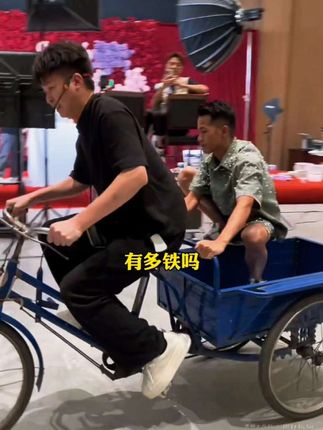 你知道许华升和四公子老头的关系有多铁吗?昨天还在筹备生日音乐会的许华升,当得知好兄弟老头要在广西老家举办八周年活动时,立马带领团队从佛山赶往广西助力老头活动庆典#进口红酒 #葡萄酒 #红酒 #许华升 #四公子💯老头