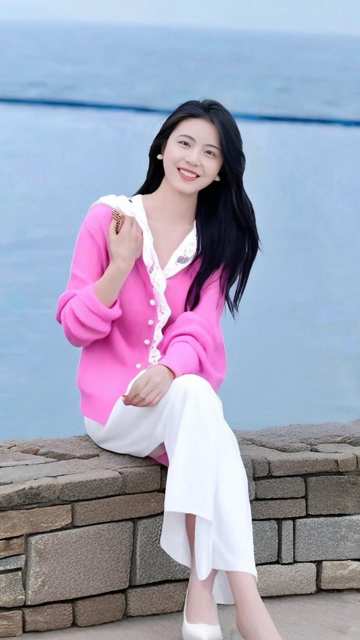早秋的第一缕凉风,吹进了这件温柔风针织衫里。蕾丝花边像蔓延的诗意,细腻又梦幻,每一寸都透着温婉。连帽设计随性自在,在微凉的清晨给你恰到好处的温暖。拼接长袖新颖独特,让整体造型更有层次感。穿上它,漫步在秋日街头,阳光洒在身上,你就是温柔本身,在早秋邂逅独属于你的浪漫。#早秋贵气感穿搭 #早秋冷冽又随性的气质穿搭 #初秋一周不重样穿搭 #秋天变时髦就从韩系穿搭开始 #森系少女感穿搭 @抖音Dou+上热门 @抖加🔥上热门🔥dou+🔥热点宝 @Dou抖音流量扶持