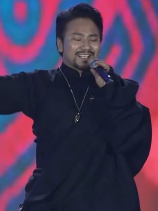 在久治牦牛音乐节的舞台上,格白用一首轻快的歌曲带动了全场的氛围。#经典藏歌#歌曲推荐#随心而悦live起来
