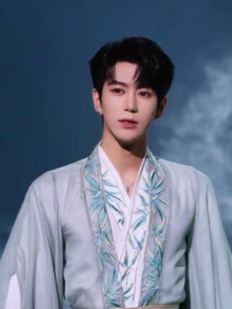 帅气小白茶来了 #喜悦 #陌上人如玉公子世无双 #一眼沦陷的国风少年 #喜悦x白启 #白启