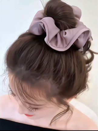 #发饰头饰真的很加分 大肠发圈真的很显发量,扁头都可以扎出圆润饱满的后脑勺#氛围感超绝#女神必备款#是时候安排一下了#发饰发圈