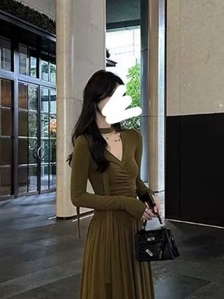 2025年新款韩系温柔风设计感褶皱飘带连衣裙大V领修身显瘦a字长裙#约会穿搭 #今日穿搭 #气质女人 #气场全开 #精致穿搭
