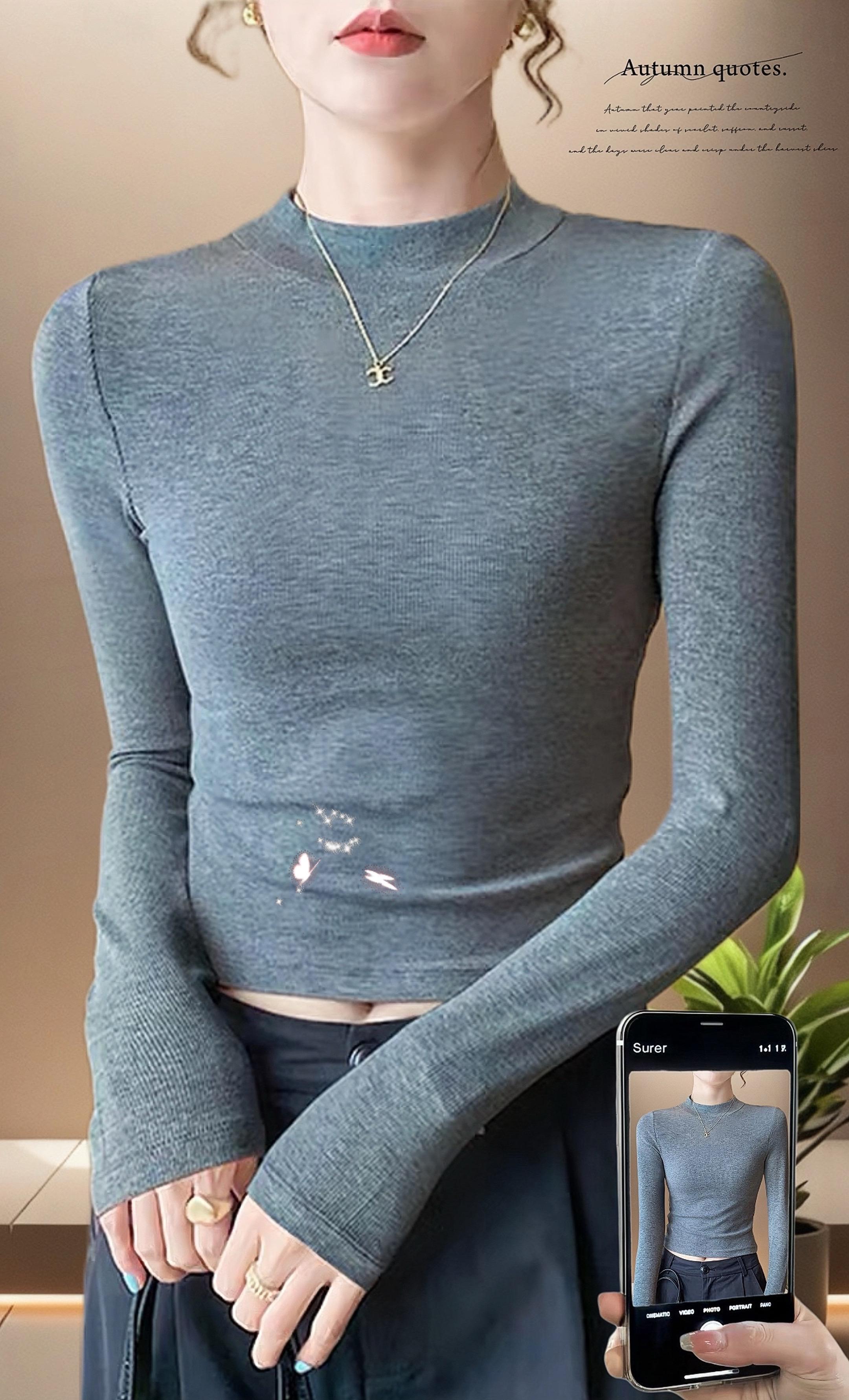 2025春秋内搭王!灰色露脐打底衫!2025春秋新款灰色短款半高领打底衫,堪称内搭宝藏单品。修身剪裁精准勾勒身形,半高领恰好修饰颈部线条,高腰露脐设计悄悄拉长比例,举手投足间满是洋气感。 精选透气面料,单穿轻盈舒适,叠穿西装或针织开衫也毫无臃肿感,完美适配春秋温差。搭配高腰裤是“早八时髦操盘手”,配短裙秒变街头潮人,轻松切换多种风格剧本。经典灰色自带高级滤镜,随便搭都能穿出质感,让日常穿搭不费力也出彩。 #2025春秋穿搭趋势 #早八时尚主理人 #露脐内搭天花板 #修身打底衫推荐 #不费力时髦感