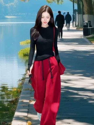 黑红撞色搭配简约又吸睛,舒适与时尚并存。#高级感穿搭 #气质穿搭 #时尚休闲套装 #秋款女装 #穿出自己的风格