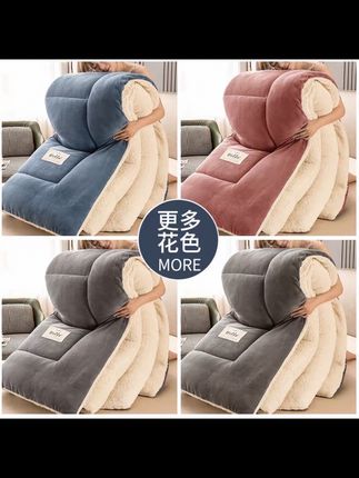 #羊羔绒被子 天气转凉了,给大家推荐一款超舒服的羊羔绒冬被,它的面料非常柔软亲肤,而且还可以拆下来清洗,里面填充的是优质棉,盖起来蓬松又温暖,有了它再也不用担心冬天冷得睡不着了。