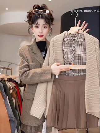 #秋日人生照片还得是琥珀流光风 秋季穿搭一整套女2025新款韩系气质显瘦衬衫针织开衫短裙三件套装#三件套穿搭 #减龄穿搭 #减龄显瘦穿搭 #针织毛衣