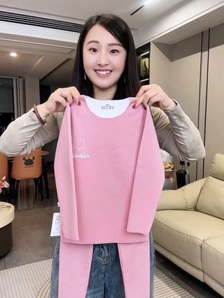 降温了,给孩子买的保暖衣套装到了,它是双面磨毛的面料,摸起来软软糯糯的,穿上身很舒服,还是无痕设计,弹力也很大,当睡衣穿也很合适,关键价格也很实惠,快给孩子安排上吧。#童装推荐#谁穿谁好看#面料柔软舒适#超便宜超划算#舒适百搭