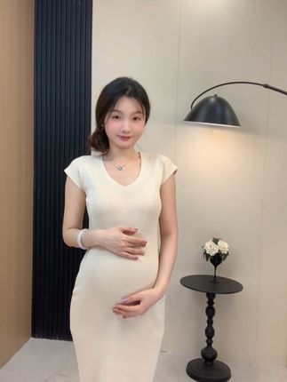 肚子里小小的他,束缚了我的自由,也给了我最大的陪伴。,#孕期连衣裙 #怀孕 #孕妇穿搭日常 #孕期穿搭 #不一样的孕妇装