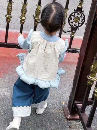 这一生 妈妈过的好不好 那都是妈妈自己的选择 可你不一样 你的人生因我而起 是我没有经过你的同意 就把你带来这个世界 对你来说这本身就不公平 所以我会拼尽全力让你过得比我好 因为那是我的责任 不能躲也不会躲 妈妈可以一直淋雨 可以在烂泥里挣扎 甚至在苦难里摸爬滚打一辈子 也要拼尽全力尽我所能地把你举过头顶 才能对得起“妈妈”这个身份 待你羽翼丰满之时 妈妈会全身而退 不会以爱之名去束缚你 去掌控你的人生 妈妈只要你过得比我好..... #生女儿就是用来打扮的 #女宝穿搭 #萌宝穿搭 #萌童穿搭