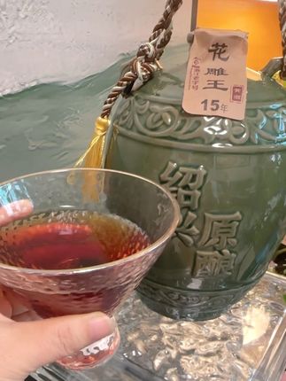 坛身绘着龙凤呈祥,是浙江非遗堆塑工艺的精巧之作。内里是糯米与湖水经古法酿成的加饭酒,陈贮后酒色琥珀透亮。 温烫后酒香更醇,配大闸蟹能衬出鲜灵,烧肉时加少许便增风味。不管是家宴小酌,还是作为伴手礼,这坛藏着老手艺的酒都很合适。#绍兴花雕酒#花雕酒#酒#好东西一起分享 #好物推荐🔥