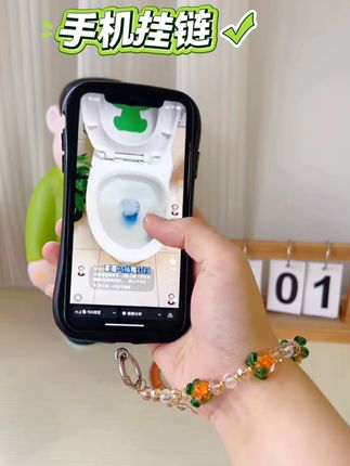 经常丢手机的一定要看看这个手机链哦,事事如意水晶设计,不仅寓意好,也超级好看,套上手机也不影响充电,玩手机、刷视频真的太方便了,不小心掉了也稳稳的挂在手上了#手机挂链