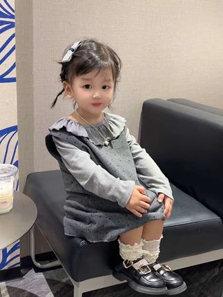 风里已经有了秋冬的味道 接下来就是 落叶 卫衣 国庆 中秋 跨年 烟花 冬天的第一场雪 #我的女孩👧 #陪你长大 #一夜之间这座城市就冷了 #女童穿搭#生女儿就是用来打扮的