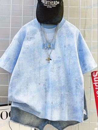 2025新款男童夏装短袖T恤,专为中大童设计,融合时尚与舒适。采用亮眼烫银工艺,在阳光下折射出细腻光泽,搭配个性扎染图案,色彩晕染自然灵动,尽显潮酷气质。袖口处精心点缀刺绣细节,质感满满,韩版宽松版型不束缚,孩子活动更自在。精选透气亲肤面料,吸湿排汗,夏日穿着清爽不闷热。无论是日常出街、游玩还是校园穿搭,都能让男孩轻松成为焦点,兼具颜值与实穿性,是妈妈们的夏日省心之选。#潮酷男孩 #清凉一夏 #高品质童装 #萌娃穿搭 #夏季新款