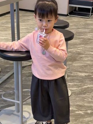 她才不是芸芸众生里的普通小孩儿 她是我的女儿 在我心里 她无人可及无可替代 她是这细碎生活里的一道光 是我疲惫后唯一治愈的光 可她的身份不止如此在某种意义上 她更是我形影不离的朋友 #我的女儿#高品质童装 #生女儿就要这样穿 #潮童穿搭 #儿童穿搭