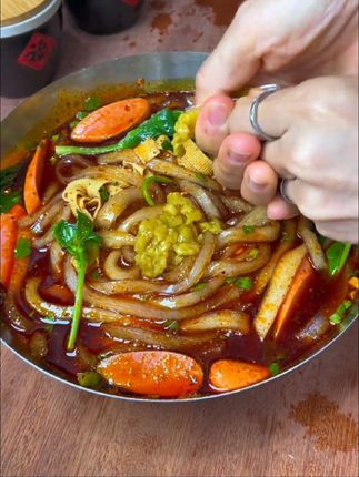 你要不吃一次,还真不知道甘肃麻辣烫手擀粉这么好吃 辣子特别香吃上一口就停不下来#太好吃了 #抖音美食推荐官