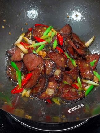 湖南邵阳的猪血丸子,炒五花肉炒辣椒炒蒜苗,真的好吃又下饭#猪血丸子 #美食 #抖音美食推荐官 #抖音美食 #美食教程