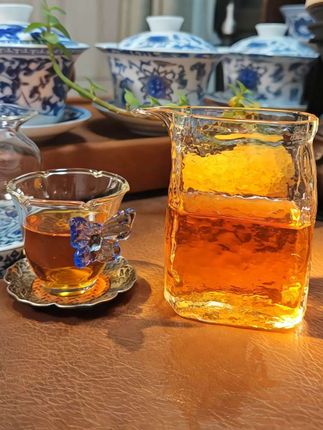 方砖冰川纹理公道杯,高硼硅加厚玻璃材质,高温骤冷也不怕炸裂!古法鹰嘴设计,出水流畅不滴漏,精准分茶尽显优雅。手工打磨的茶海,握感舒适,每一道纹理都藏着匠心,让品茶秒变高级仪式#公道杯 #公道杯泡茶#玻璃公道杯 #冰川纹玻璃杯 公道杯#看过来