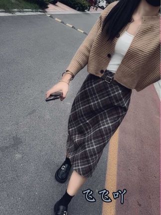 我好羡慕的一段话:“爱你的人不一定等得起你,但等你的人一定很爱你”。因为喜欢是瞬间的心动,而爱是一辈子的执念......#穿搭#半身裙#针织开衫