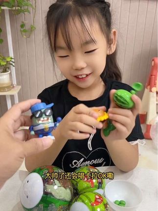 第一次玩这么大的扭蛋机,真的太有意思了!#小朋友玩具 #扭蛋机玩具#玩个很新的东西 #开箱视频