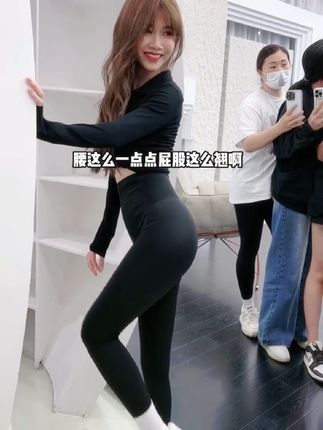 管她几岁,漂亮万岁,就是这条#鲨鱼裤 我松垮的体型都凹凸有致,快乐就是这么简单,做个快乐的小少妇貌似也很好的#收腹提臀 #百搭裤子