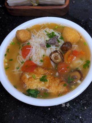 早餐在家这样煮一碗鸡蛋瘦肉汤米粉,汤鲜味美,粉质细腻柔软老人小孩都爱吃,家乡的这种罗秀米粉,在我们广桂平有着上百年的传统历史,很多人都是从小吃到大的, 平时的早餐宵夜就随便放点鸡蛋或者瘦肉煮都好好吃的,软糯细腻的口感米香味浓郁,好吃又容易煮。#家乡特产 #罗秀米粉 #好好吃