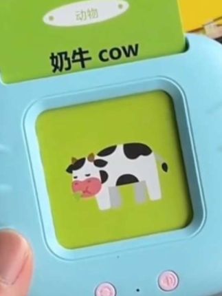如果你的孩子已经到了三岁还不会说话,那就要抓紧时间给孩子做早教了。这个儿童早教机卡片真的太好了,它适合零到四岁的宝宝用,而且功能全面,可以让孩子学到很多知识。