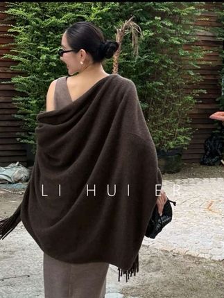 秋冬天怎么少的了一件百搭又保暖的披肩呢?随意一披就能提升整体穿搭造型感,高级又有层次感。出门冷的话直接把它围起来,既实用又好看,轻松应对温差变化,姐妹们快冲!#穿出高级感 #复古穿搭 #法式穿搭 #秋季穿搭 #优雅气质