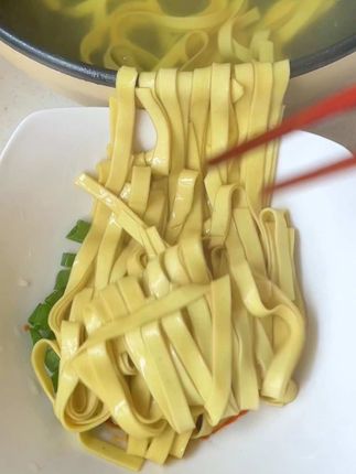 妈呀这个苦荞挂面太香太好吃了,粗粮细作,还是小时候的味道,老人孩子也爱吃#舌尖上的味道 #美食 #一碗面 #苦荞面