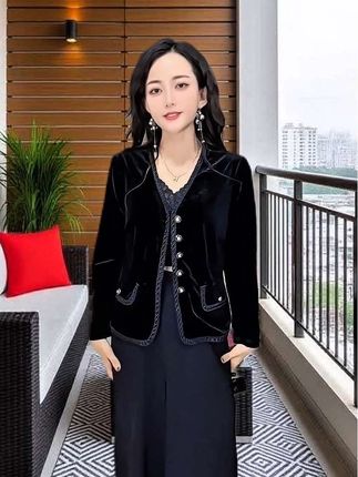 #小香风丝绒外套 #简约大气 #优雅气质 #时尚减龄穿搭 #谁穿都好看 @巨量千川 @DOU+小助手