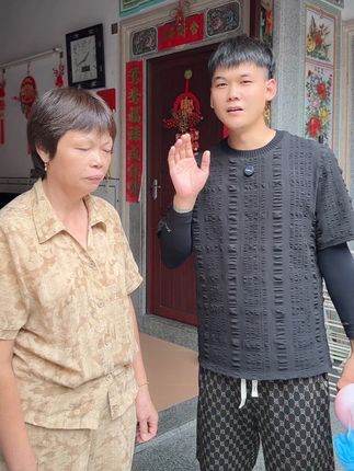 大家一定要认准沐浴露,只用国货品牌的沐浴露。这个沐浴露,而且还是保湿的,洗完澡之后特别的香。没有用过的粉丝一定要去拍一下,真的很好用。