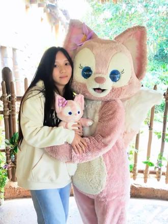 #玲娜贝儿 #萌物驾到 #可爱到爆炸💥 裸皮贝贝真的很可爱呀 那天没化妆去本来想问问能不能亲亲贝贝 忘记说了呜呜呜 然后每次去见贝贝戴的都是跟贝贝的眼睛颜色一样的美瞳 也忘记说 状态不好真的不能见贝贝 呜呜呜直接脑子宕机 不过还是很开心的 终于白天排到贝贝了再也不是晚上见贝贝了哈哈哈