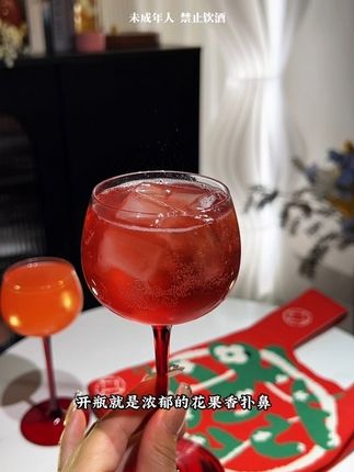 哇塞~买果酒送了超好看的高脚杯和手提袋,关键酒也巨好喝,它配料表干净,入口浓郁的花果香清甜爽口,酸甜平衡,层次感丰富,不苦不辣很好入口,5度微醺刚刚好,这个秋天快跟你的闺闺安排起来!#果酒 #微醺小甜酒 #中秋送礼 #中秋佳节 #仙女都在喝什么