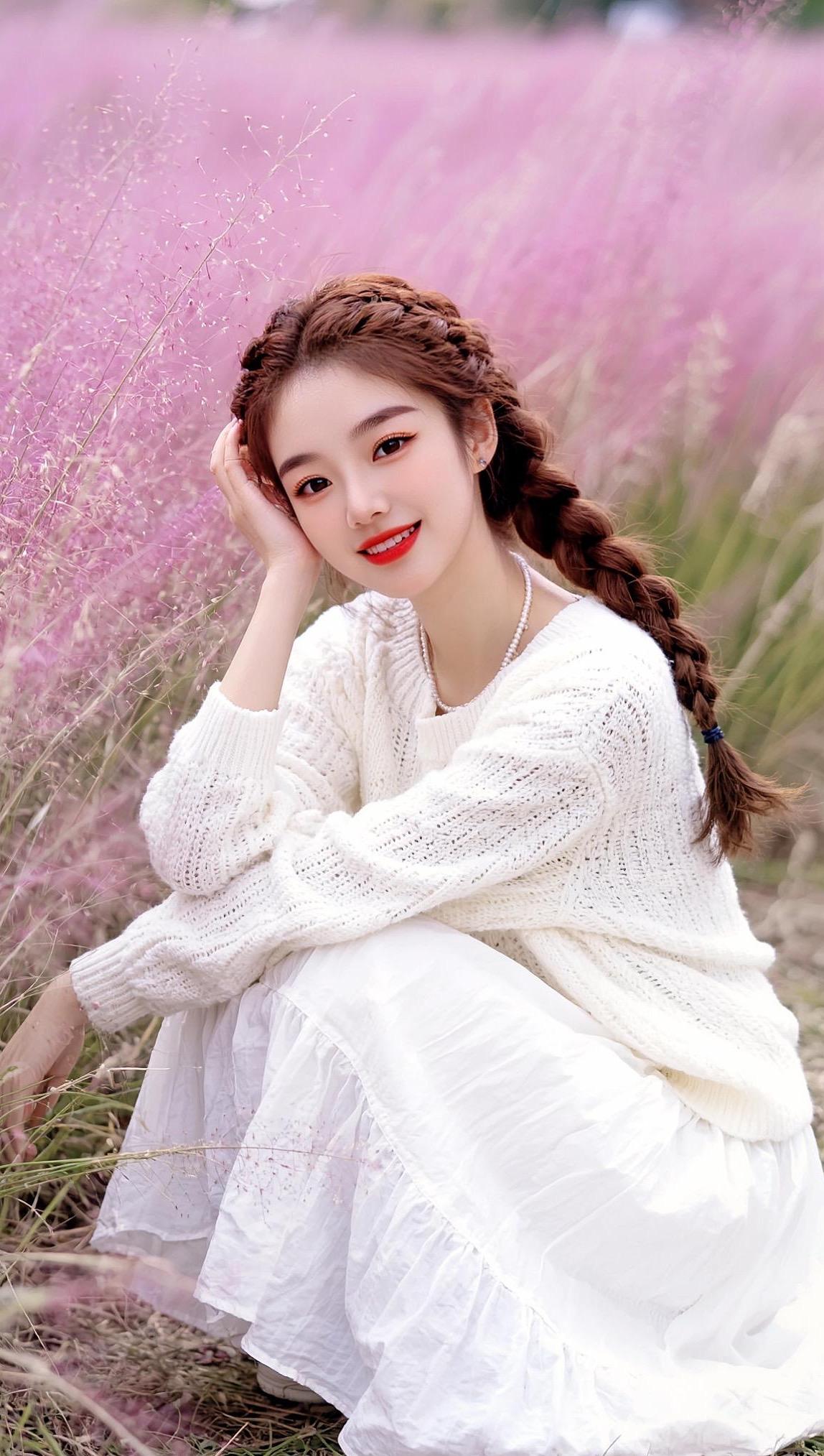 “有什么好羡慕的呢,有的人长得很漂亮,却未能遇良人,有的人不漂亮,却遇到了知冷知热的伴侣,有的人婚姻不好却不缺钱花,有的人婚姻很好,这日子过得紧巴巴,所以,哪有什么完美的人生啊…”