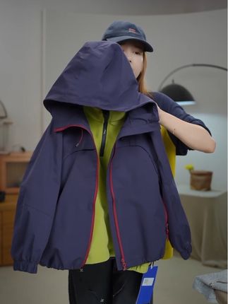 有趣的灵魂都有静气,善良的心底都有余香#潮人穿搭 #撞色搭配 #冲锋衣 #完美搭配 #每日分享