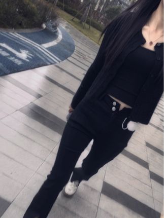 我喜欢和简单的人在一起,不用猜来猜去、小心翼翼、心里想什么嘴里就说什么,余生只想和真诚的人相处,我不喜欢勾心斗角,更不喜欢假惺惺……#早秋穿搭#显高显瘦显腿长