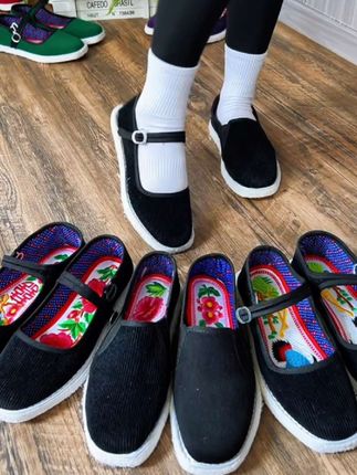 曾经的你有没有穿过这样一双布鞋?几十年前的布鞋,现在还有人喜欢穿吗?#传统手艺 #手工布鞋 #纯手工布鞋 #千层底布鞋