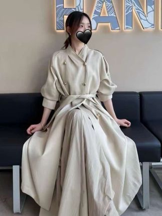 姐妹们真的好喜欢这件风衣啊!版型很好,而且它的质感超棒,穿上身特别有气质,还显得很瘦#甜美穿搭 #优雅气质 #风衣 #气质风衣穿搭 #外套穿搭