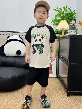 天一热儿子就是小火炉,一动一身汗,快快快最小码才6块9啊,就给儿子薅到两套可爱又舒适的家居服套装,带运险险可以放心入,面料摸起来凉飕飕滑溜溜的,上身就像裹着层凉皮一样,巨舒服了,还是这种高品质冰丝面料的,柔软又亲肤,小宝宝也可以放心穿,还是母婴a类的一等品,宽松的小版型,胖瘦宝都能轻松驾驭,弹力大不勒小肚子,深裆的设计不卡裆不掉裆,男女宝的颜色都有,居家外出睡觉穿都洋气好看,就这么高的品质,怕商家随时涨价,现在划算,赶紧给娃备两套换着穿#儿童家居服#儿童睡衣#透气舒适#萌娃穿搭#面料柔软舒适