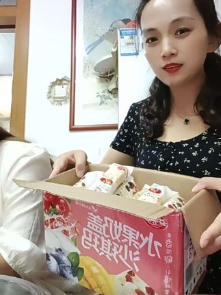 水果奶盖沙琪玛一箱五十根左右,满满的量,咬一口沙琪玛的香、水果的甜、奶盖的纯焦汁,好吃到停不下来,家有小朋友的就别犹豫了#休闲零食 #真的很好吃 #好吃到停不下来 #解馋 #超便宜超划算